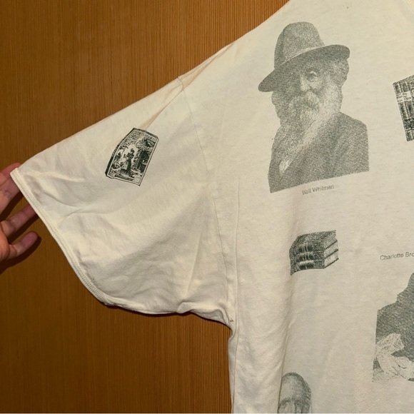 A Book Lover Never Goes to Bed Alone | Vintage T-shirt | 100% Cotton - Picture 3 of 9